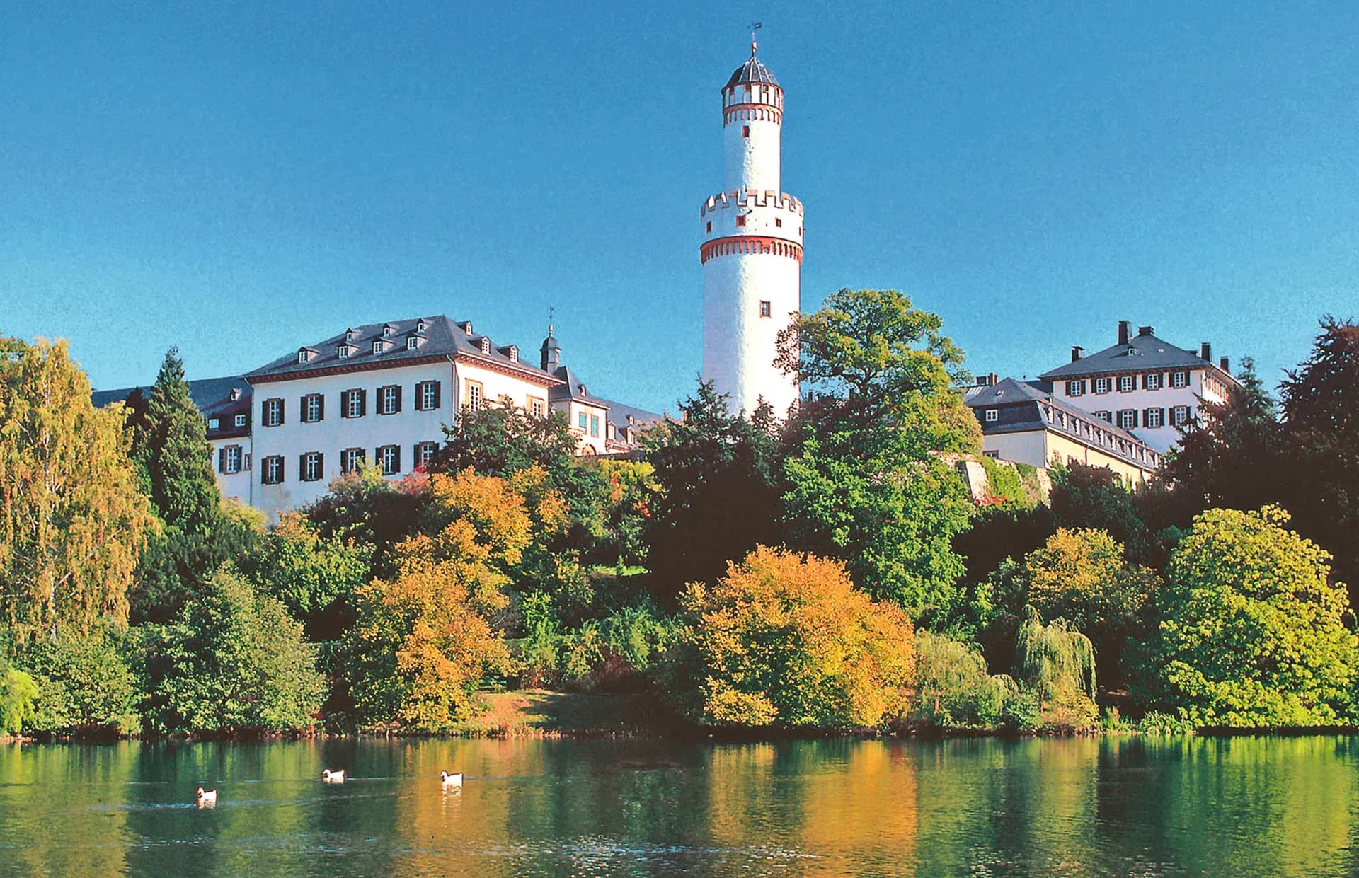 Schloss Bad Homburg mit Weißem Turm vom Park aus