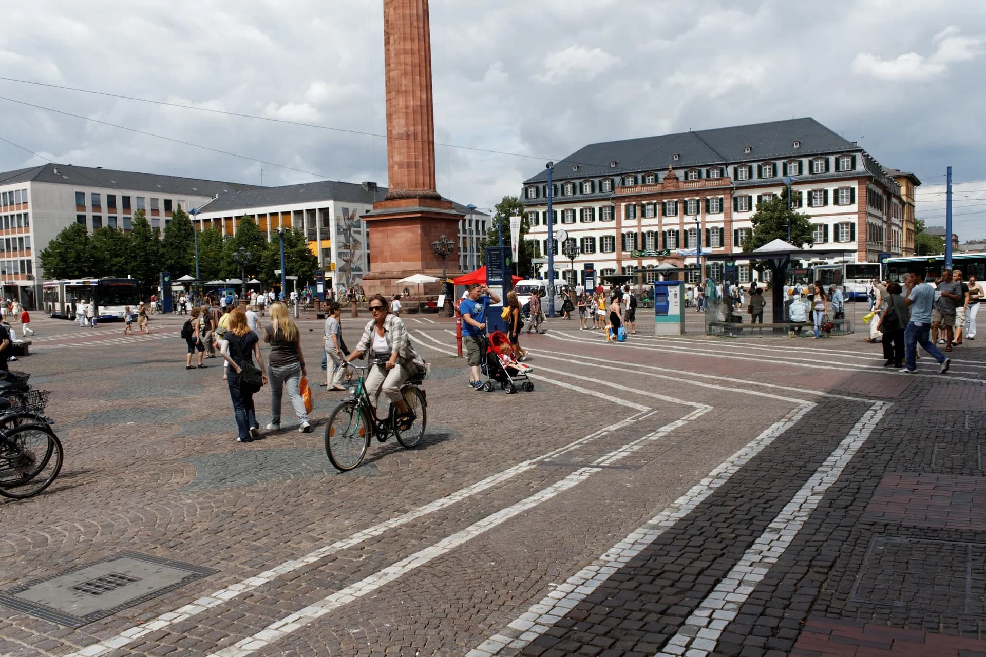 Luisenplatz Darmstadt mit Ludwigsmonument