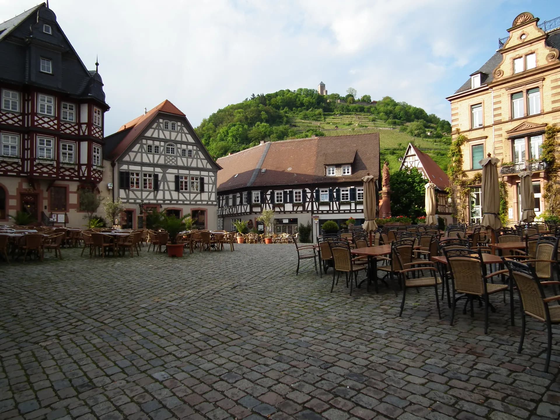 Historischer Marktplatz Heppenheim mit Blick zur Starkenburg