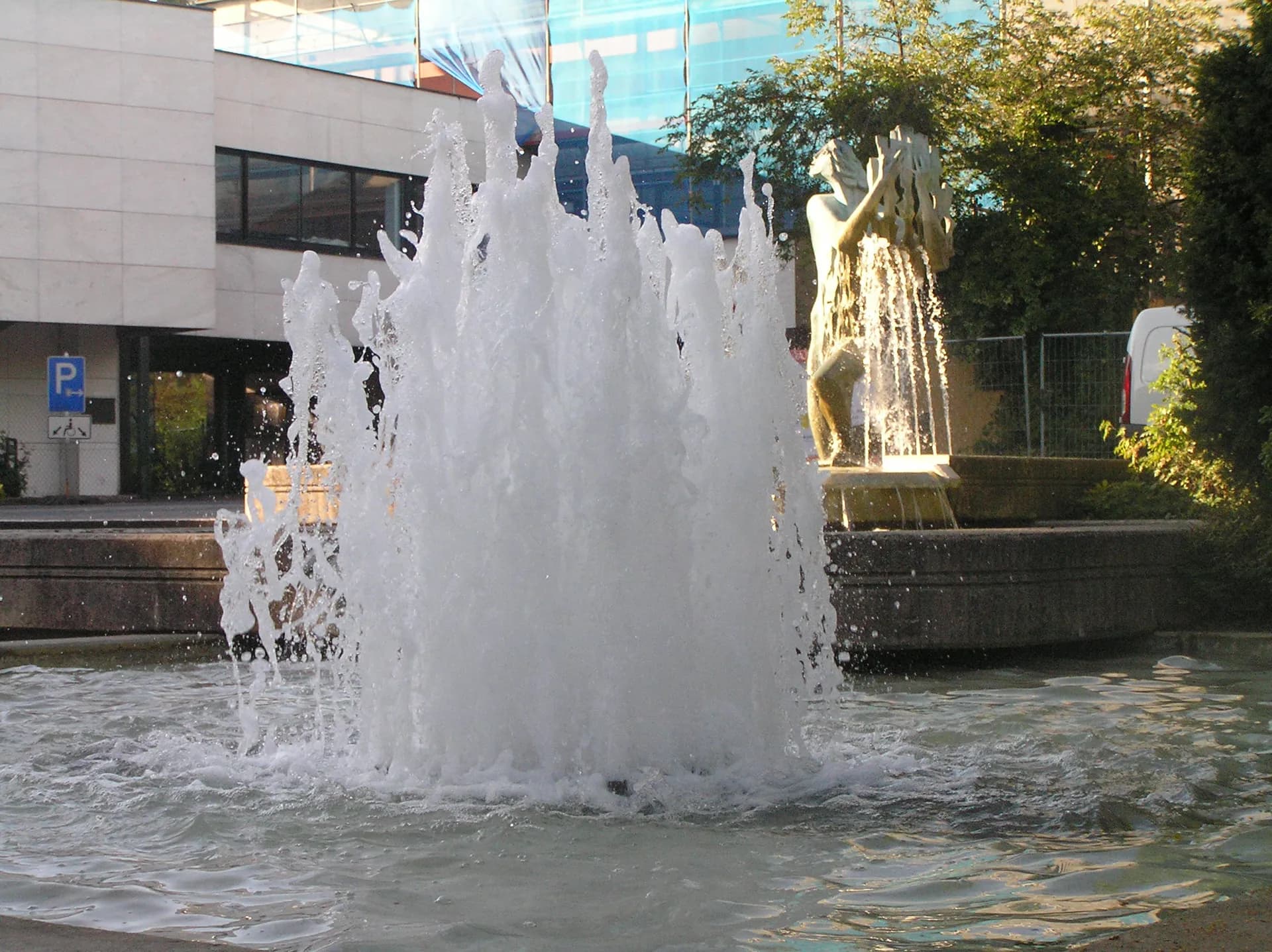 Heinrich von Ofterdingen Brunnen mit Rathaus Kelkheim