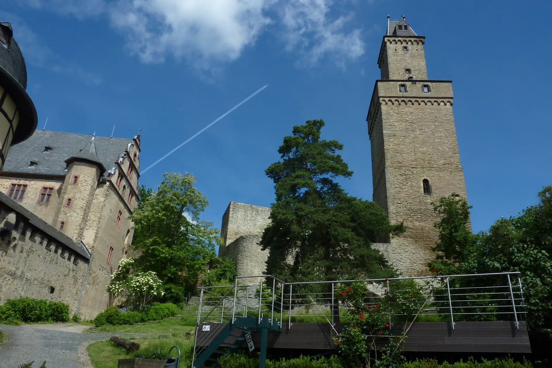 Burg Kronberg im Taunus mit Bergfried