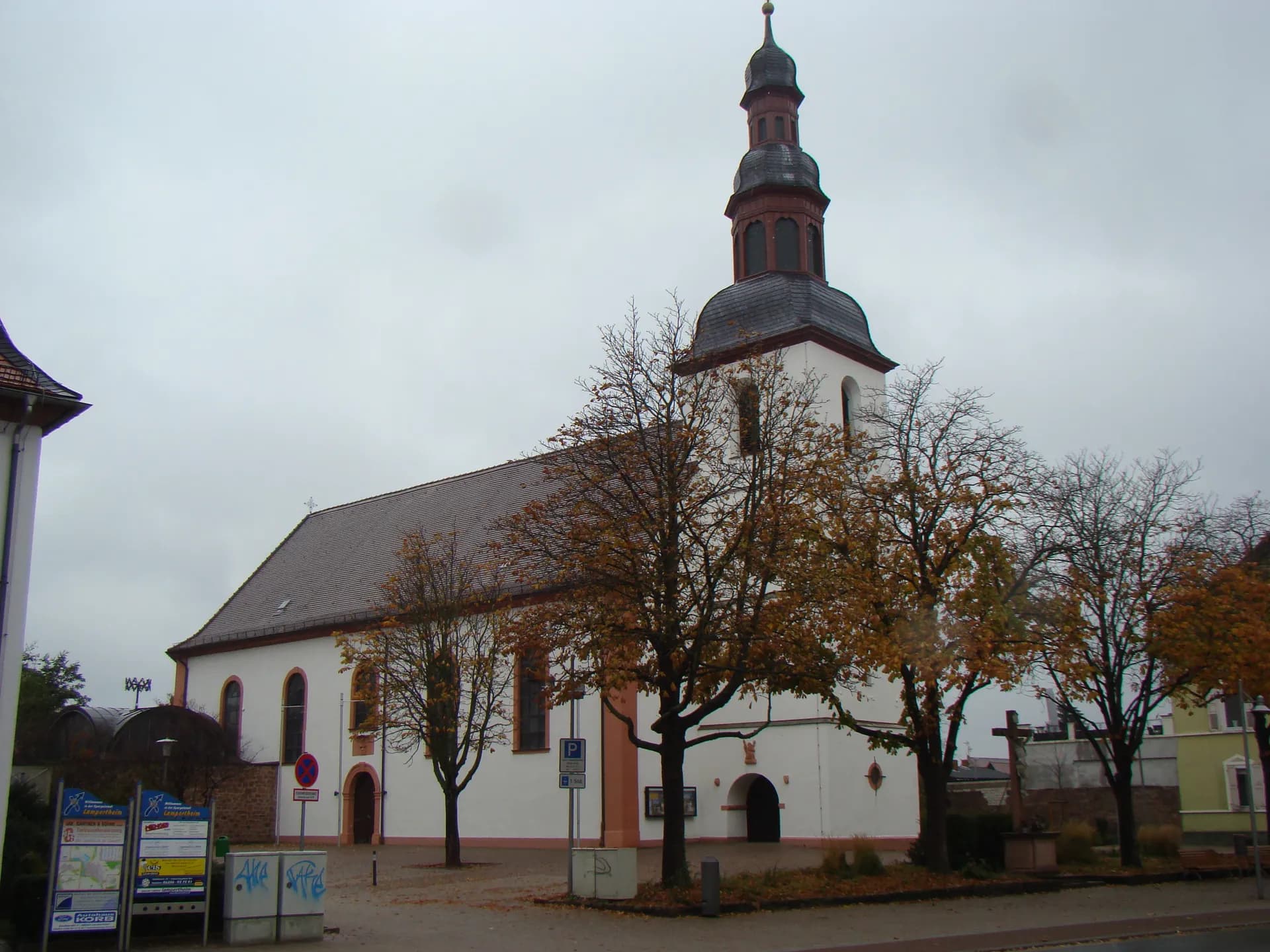 St. Andreas Kirche neben dem Rathaus in Lampertheim