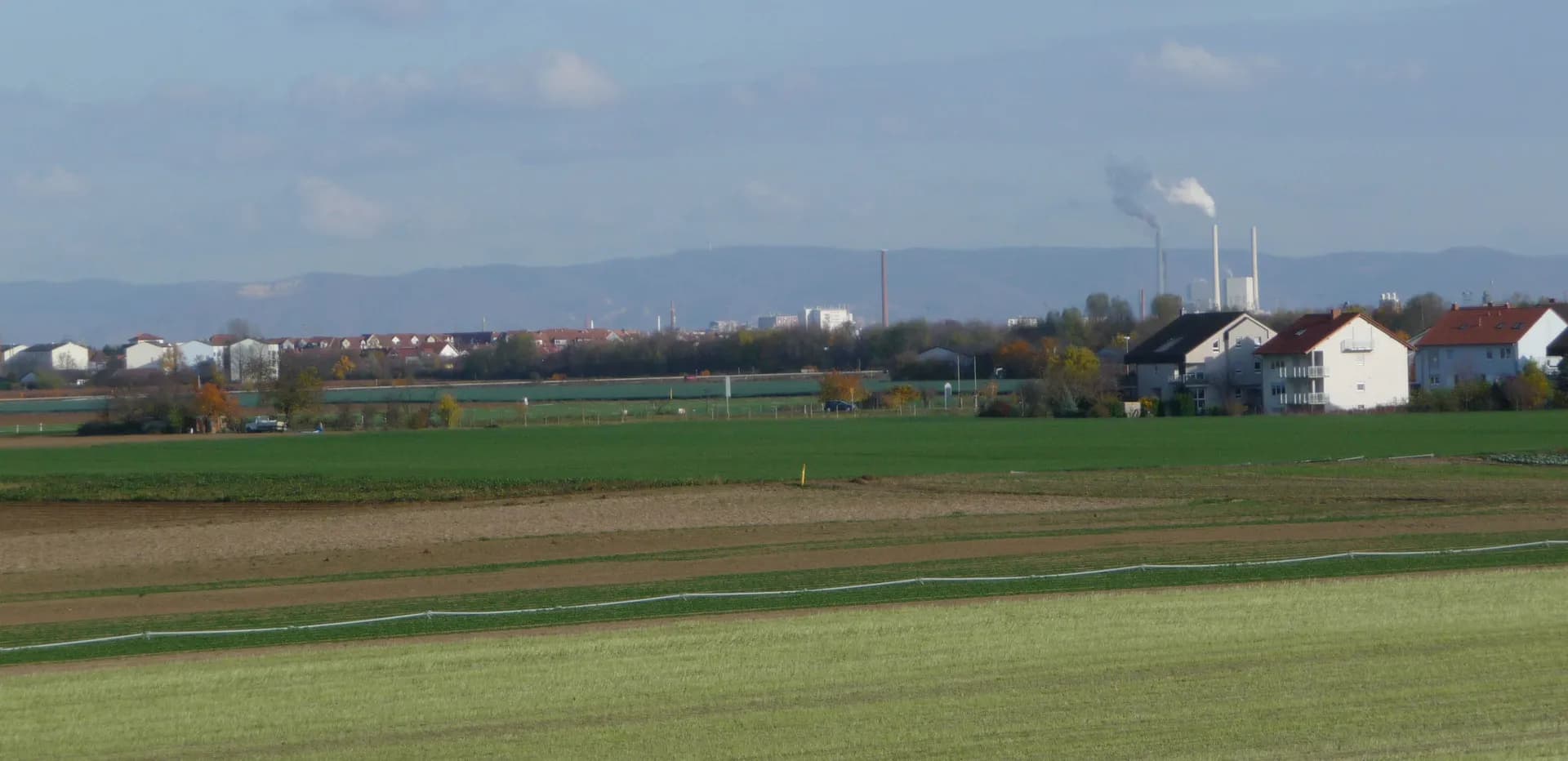 Panorama von Ludwigshafen mit Blick zum Odenwald