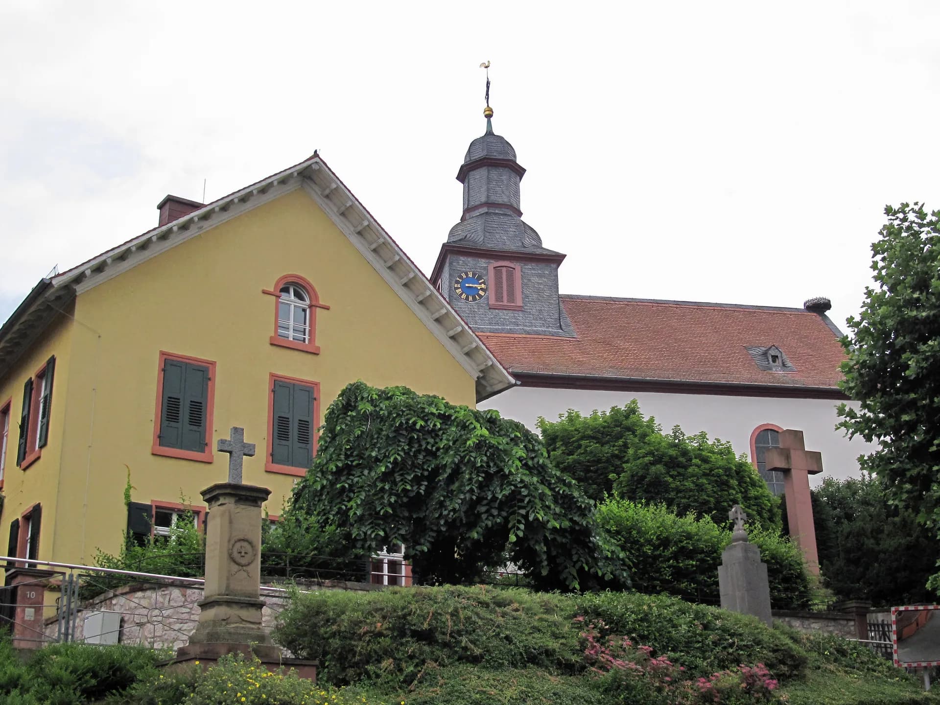 Evangelische Kirche und Pfarrhaus in Spachbrücken, Reinheim