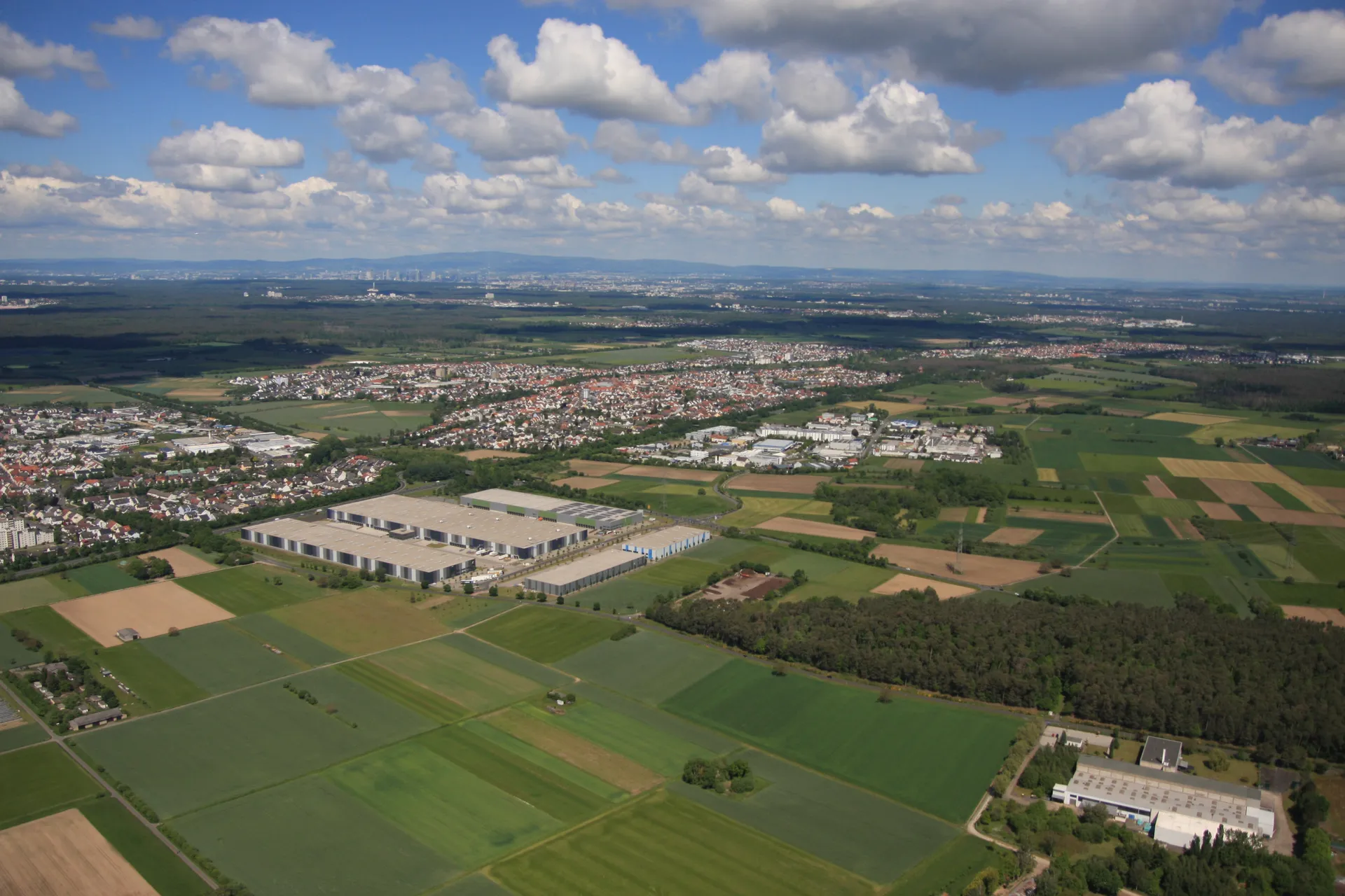 Luftbild von Rodgau-Jügesheim mit Blick Richtung Frankfurt