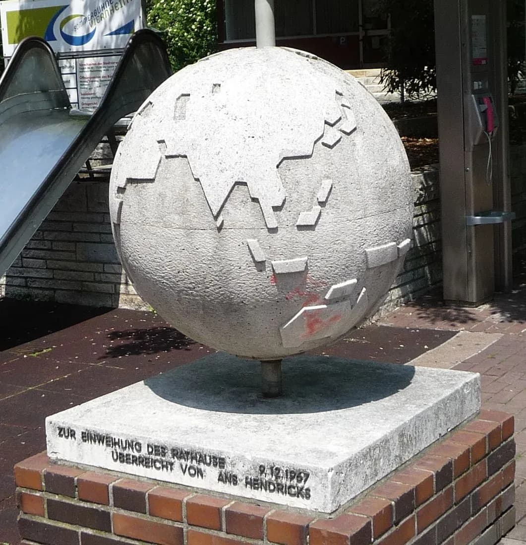 Globus vor dem Rathaus in Viernheim