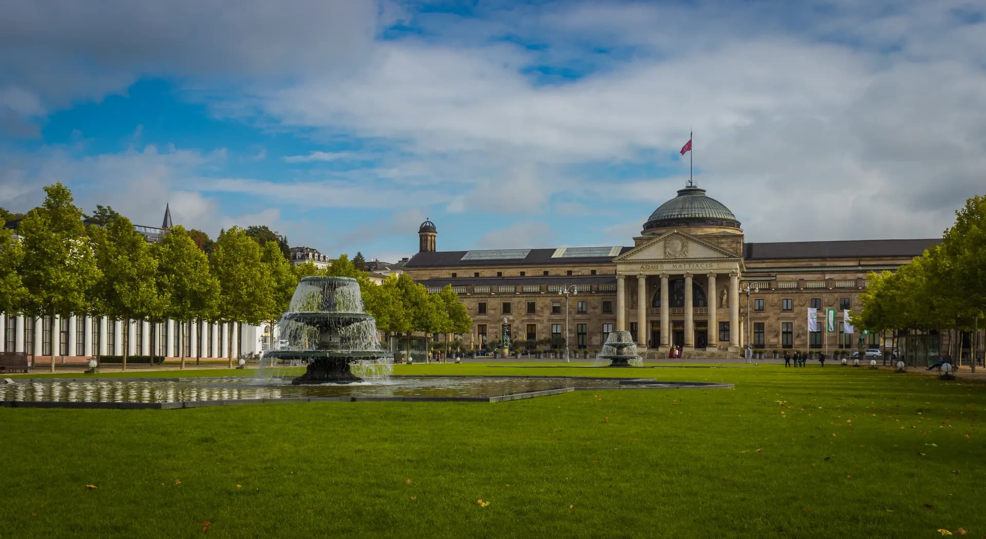 Kurhaus Wiesbaden mit Springbrunnen